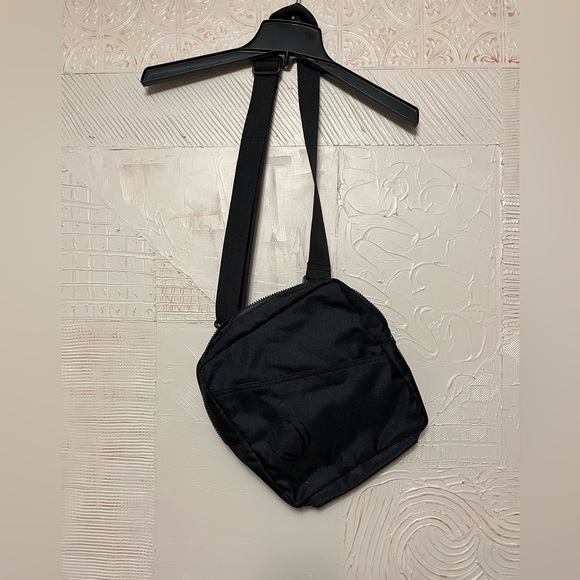 Like new black Spyder messenger cross body iPad nylon bag adjustable strap - Picture 6 of 15